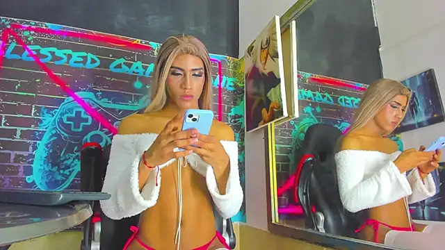 GirlsRoyalsTwink live cam on StripChat
