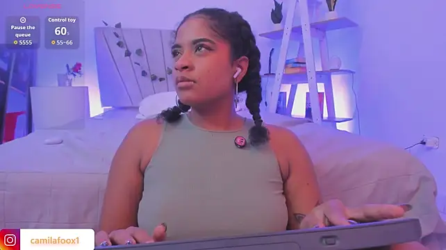 camilafoox7 live cam on StripChat
