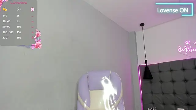 scarletcherry18 live cam on StripChat