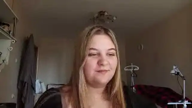 TypicalWoman live cam on StripChat