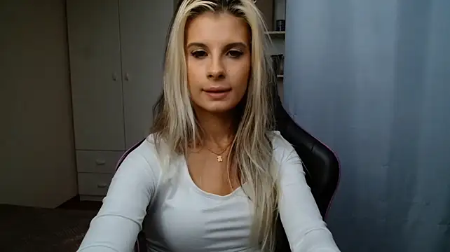 KristineGlow live cam on StripChat