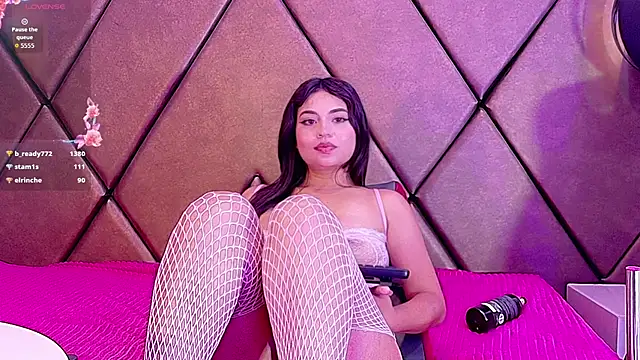 Mikaela-Banes live cam on StripChat