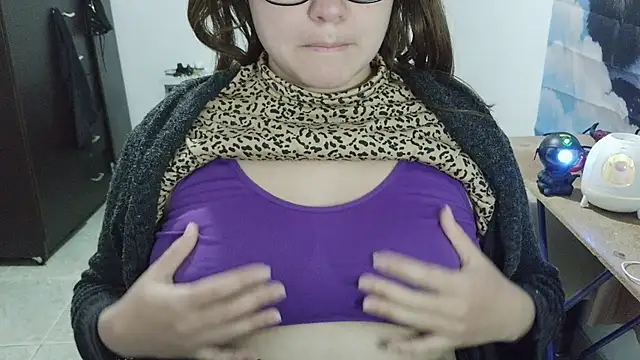curly_greeneyed live cam on StripChat