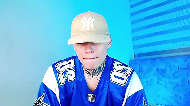 _justinmoon2 live cam on StripChat