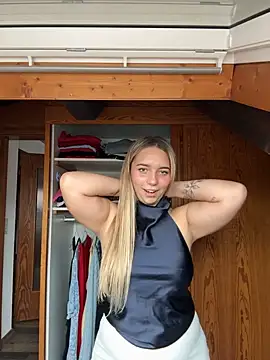 Webcam Model(Naomi-Klein) is live