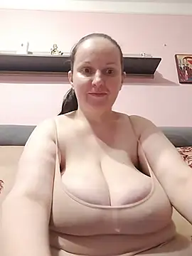BustyLadyAlma webcam