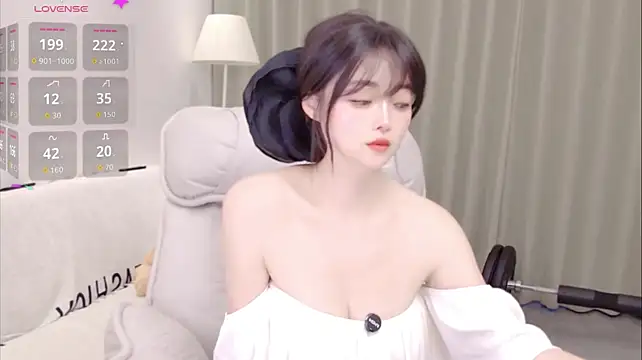 uikyy1 live cam on StripChat