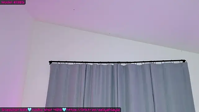 AaliyahLaylah live cam on StripChat