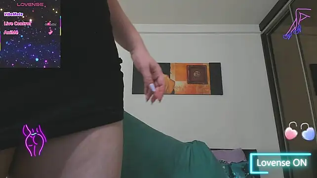 GoldenLunaa live cam on StripChat