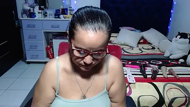 pervert_mommy_ (F mature) - Full nudity and masturbation