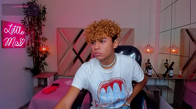 anyelo_twink (M twink) - Shirt Off