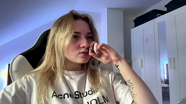 tutsiecutie live cam on StripChat