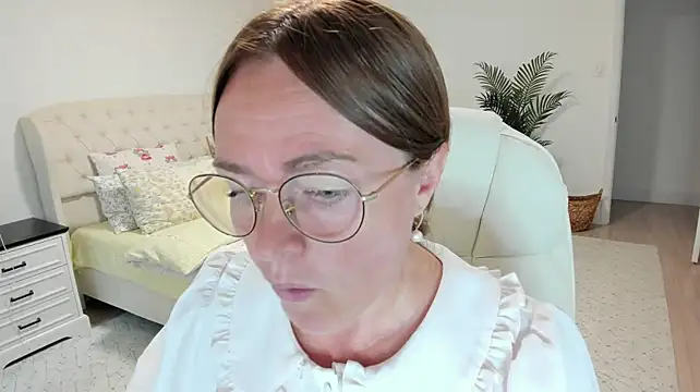 Vika73 live cam preview on Stripchat