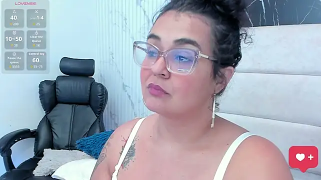 Reginavegaa live cam on StripChat