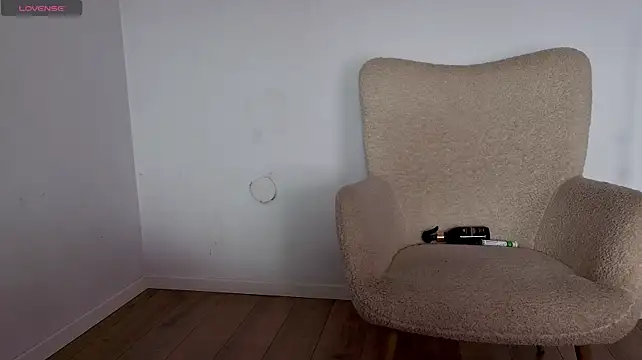 Jullyenn3 live cam on StripChat