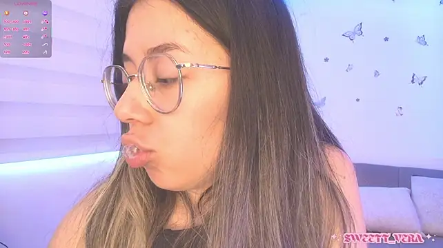 sweettvera live cam on StripChat
