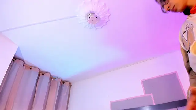 Maddie_Ray live cam on StripChat