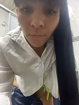 LuxeBrunetteXXX live webcam