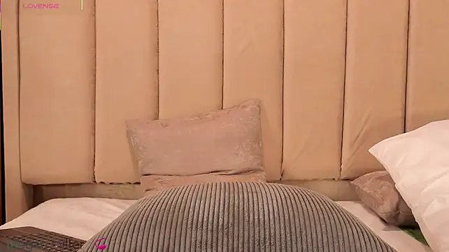 Megan_Mill live cam on StripChat