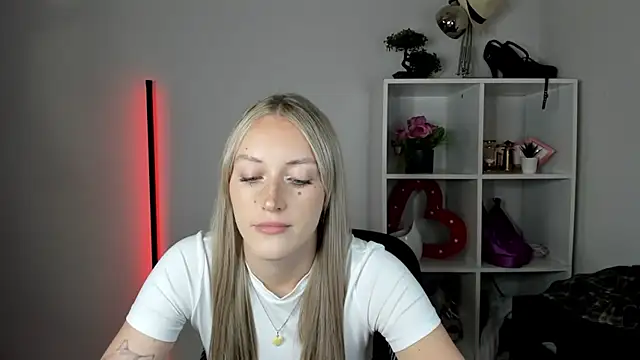 EvelynBlond live cam on StripChat