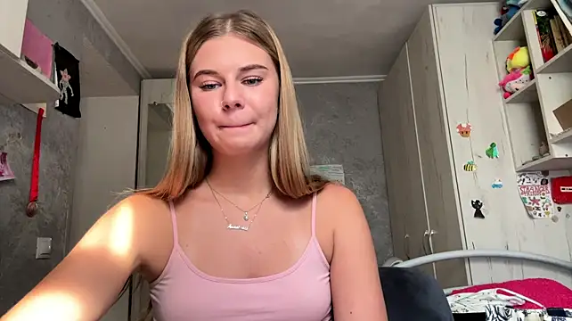 HoneysPiee live cam on StripChat