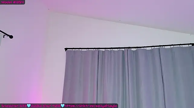 AaliyahLaylah live cam on StripChat