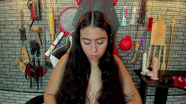 hillary_bigbutt live cam on StripChat