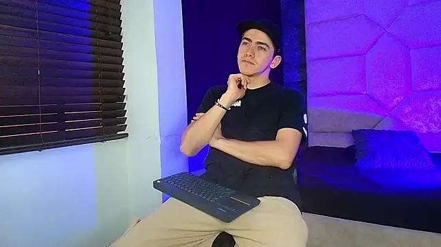 Tyler_Mcrey live cam on StripChat
