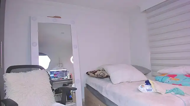 SharonVelvet live cam on StripChat