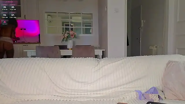 Emmanuelleee live cam on StripChat