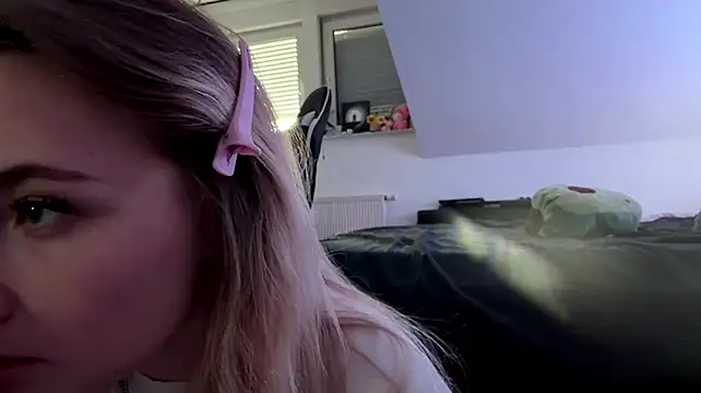 tutsiecutie live cam on StripChat