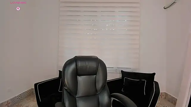 NatalieLewis live cam on StripChat