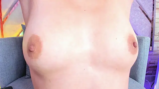 lucy_davies live cam on StripChat