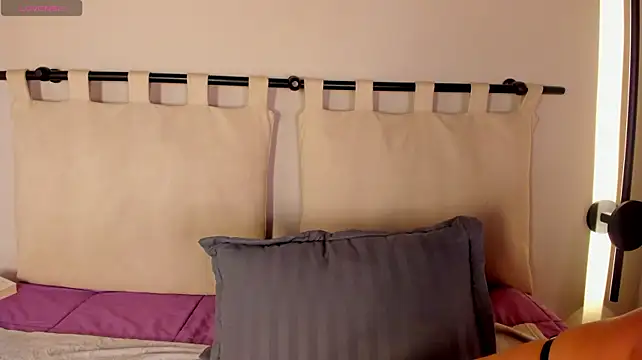 Layra_rous live cam on StripChat