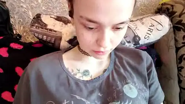 CaraDelevingnee live cam on StripChat