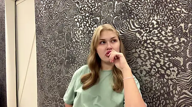 sorrelwood live cam on StripChat
