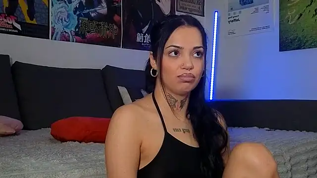 KiraQuinn1 live cam on StripChat