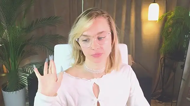 NoraMoreau live cam on StripChat