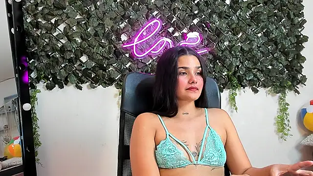 DestinyHills live cam on StripChat