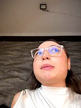 mia_luxor (F teen) - TEASE ME WITH THAT BIG ASS! PLUG, PLUG🥵