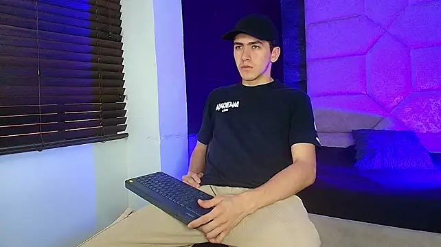 Tyler_Mcrey live cam on StripChat