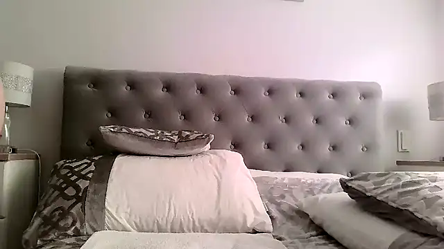 NaughtyNessa53xx live cam on StripChat
