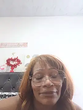 BustyMilf_ live cam on StripChat