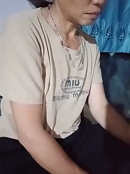 30yearr live cam on StripChat