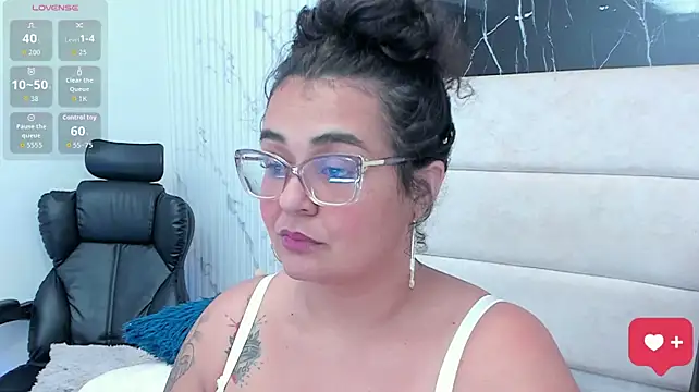 Reginavegaa live cam on StripChat