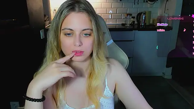 blonde_kellyy live cam on StripChat