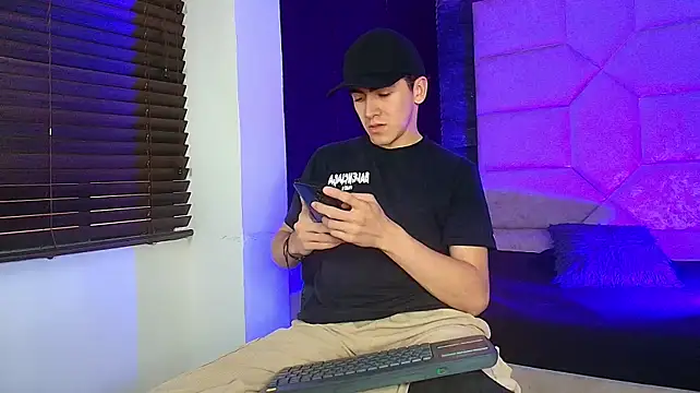 Tyler_Mcrey live cam on StripChat