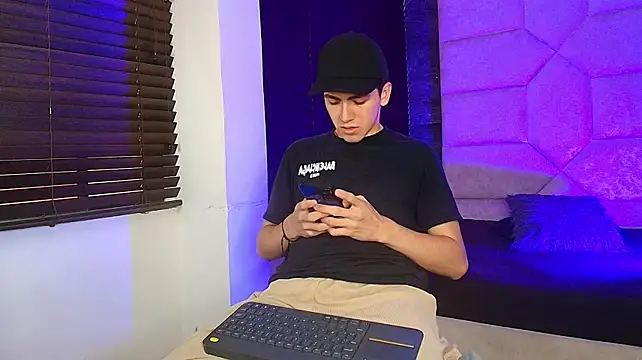 Tyler_Mcrey live cam on StripChat