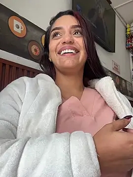 Sara-77 live sex cam