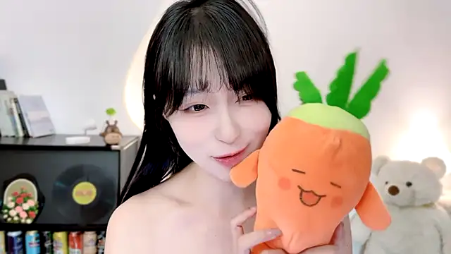 Onechestnut live cam on StripChat